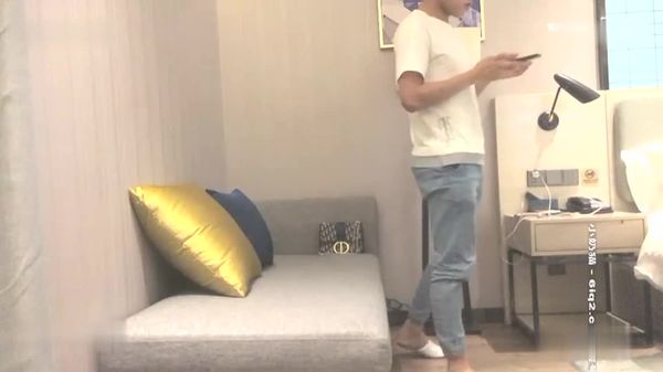 一屌极品寻花约了个黑衣高颜值性感妹子，互摸口交沙发上骑乘后入抽插猛操