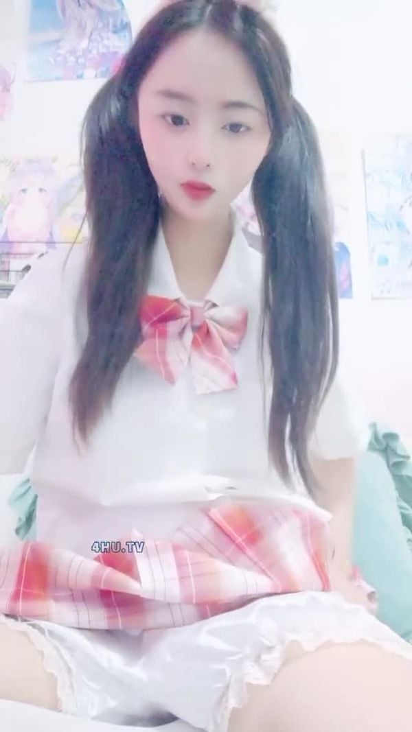 新来的兔女郎小妹粘人小鬼精彩小秀，在狼友的调教下漏出骚奶子展示逼逼，撅着屁股掰开骚穴给狼友看淫水不少
