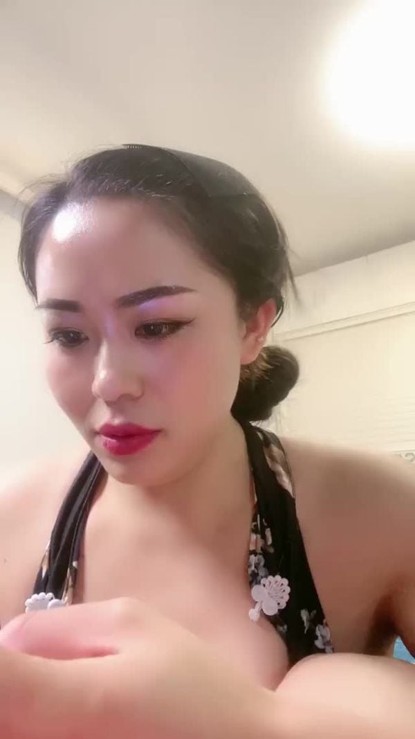 人妻少妇露脸丝袜情趣诱惑跟大哥激情啪啪性爱直播大秀，69口交大鸡巴舔逼诱惑，让大哥草了骚穴干菊花射里面